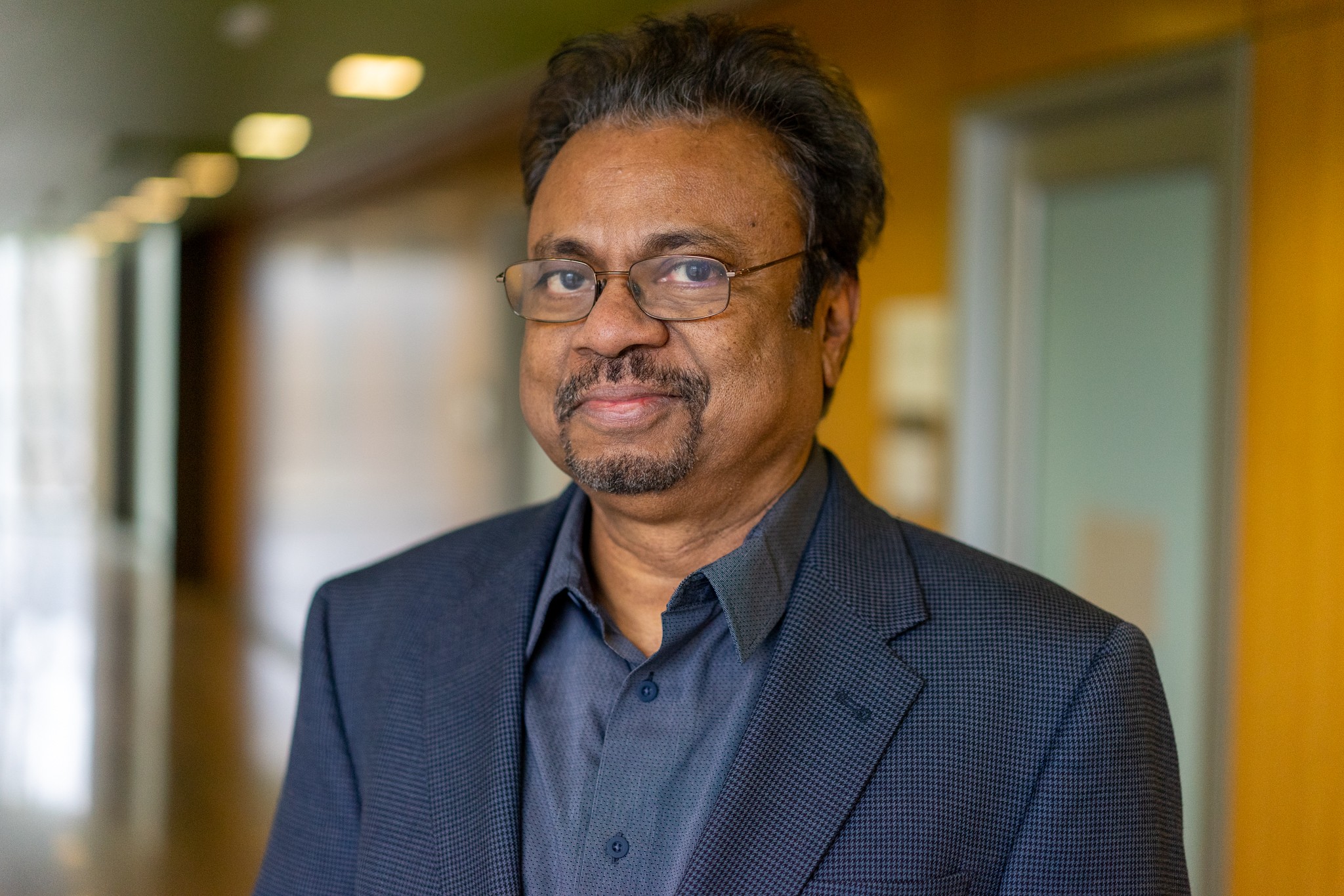 Read more about the article Professor Honored with Tamil American Pioneer Award for Excellence in Arts and Entertainment